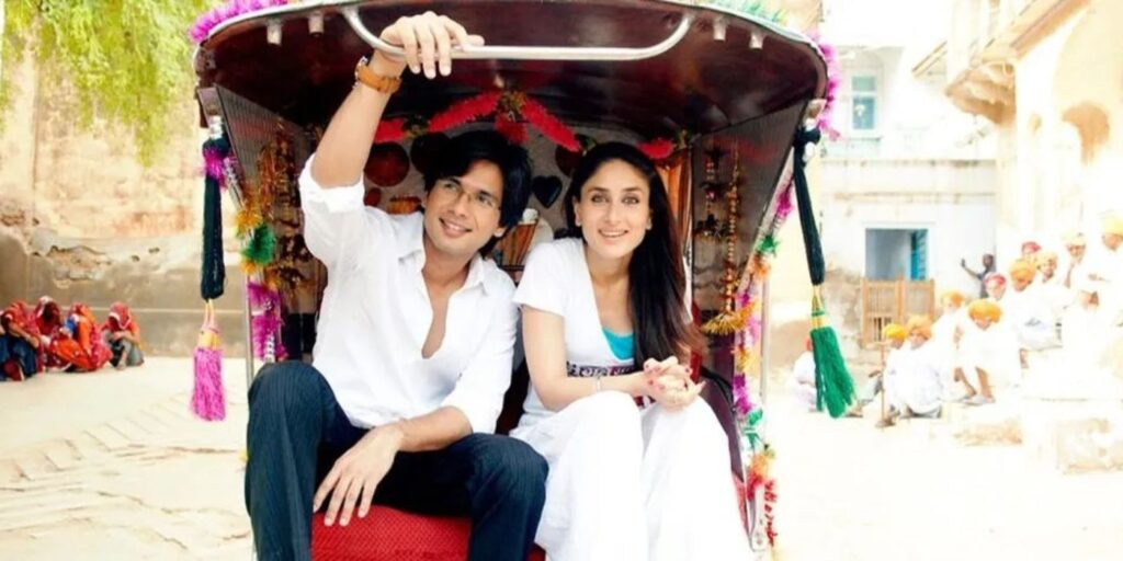 Shahid Kapoor and Kareena Kapoor riding an open carriage in a scene from Jab We Met.